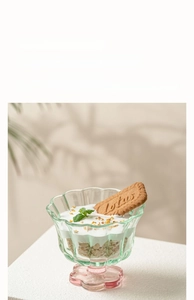 Détail d'un verre à base de pétale rempli de dessert au yaourt et feuilles de menthe