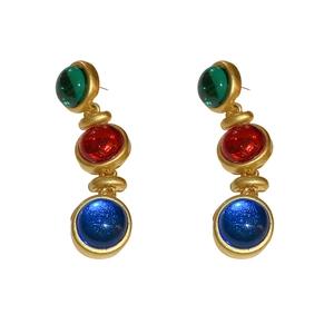 Boucles d'oreilles vintage en or avec pierres précieuses vertes, rouges et bleues alignées