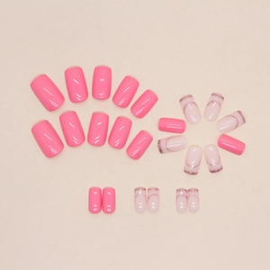 Unghie finte rosa Barbie quadrate con glitter e punte french su fondo beige