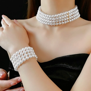 Ensemble de collier et bracelet à quatre rangées de perles blanches avec fermoirs dorés