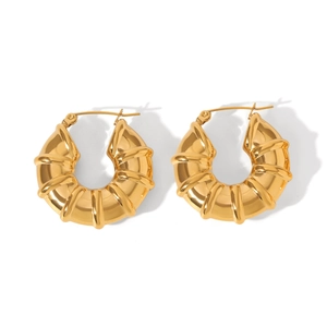 Poliertes goldene Edelstahl-Ohrringe mit stilvoller Spiralstruktur im Creolen-Design