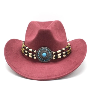 Détail d'un chapeau de cowboy bordeaux avec ruban perlé ethnique et médaillon turquoise