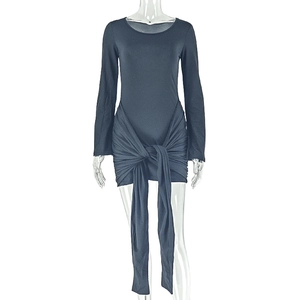 Détail du nœud à la taille et des fronces sur la mini-robe gris-bleu