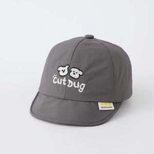 Dettaglio cappello grigio neonato con ricamo cucciolo e tesa morbida per protezione solare