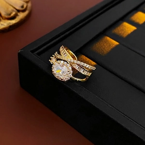 Détail macro d'une bague multicouche plaquée or avec une grande pierre ovale en zircone