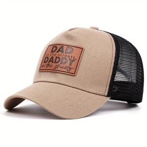 Détail d'une casquette trucker rétro avec patch en cuir et maille noire respirante