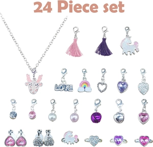 Set dettagliato da 24 pezzi con collana cervo rosa e ciondoli unicorno per calendario