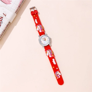 Détail du bracelet en silicone rouge avec motifs licorne 3D pour montre quartz enfant