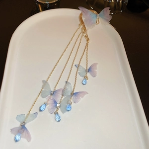Boucle d'oreille papillon élégante avec longs pompons bleus, cristaux et perles