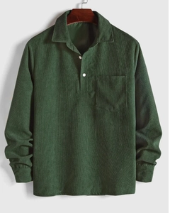 Primer plano detallado de camisa de pana verde oscuro con cuello y bolsillo frontal