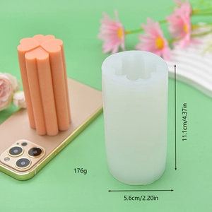 Zylindrische Silikon-Kerzenform mit rosa Kleeblatt-Stabkerze und Größenangaben in cm
