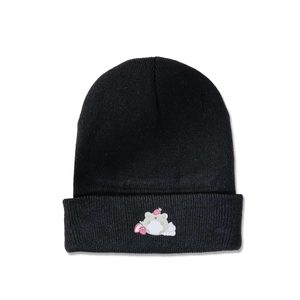 Détail du bonnet noir avec broderie mignonne d'une grenouille et d'une fraise