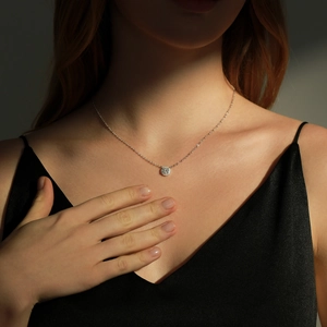 Elegante collana in argento 925 con Moissanite e pendente tondo scintillante a raggiera