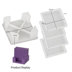 Detailansicht der quadratischen Silikonform mit Wabenstruktur für DIY-Untersetzer