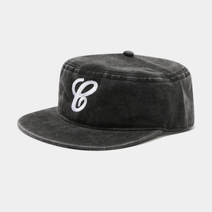 Vue détaillée de la casquette militaire gris foncé avec broderie blanche de la lettre C