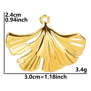 Vue détaillée du pendentif feuille de ginkgo dorée avec dimensions de 3,0cm x 2,4cm