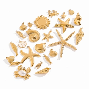 Goldene Edelstahl Meeresanhänger mit Seesternen, Muscheln und Perlenkrabbe Details