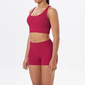 Gros plan sur l'ensemble brassière de sport et short de yoga taille haute rouge rose