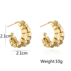 Detailansicht der 2,1cm quadratischen Creolen in Goldoptik mit Gewichtsangaben
