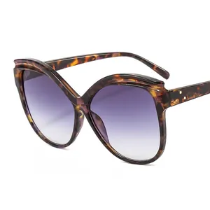 Occhiali da sole retrò cat-eye a farfalla con montatura tartarugata e lenti viola sfumate
