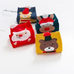 Détail de chaussettes de Noël en coton avec motifs 3D de Père Noël et de renne dessin animé