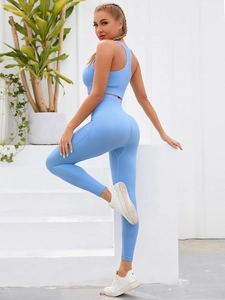 Dettaglio del set sportivo celeste in maglia a coste, trama del top e dei leggings