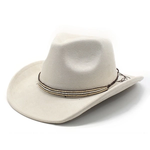 Dettaglio del cappello da cowboy scamosciato beige con corona incavata e fascia di perline