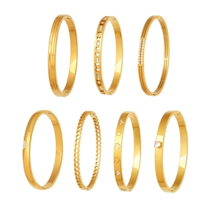 Lot de sept bracelets en acier inoxydable doré avec motifs cœurs et strass brillants
