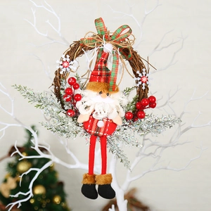 Ghirlanda di Natale con Babbo Natale di peluche, bacche rosse e aghi di pino su anello di vite