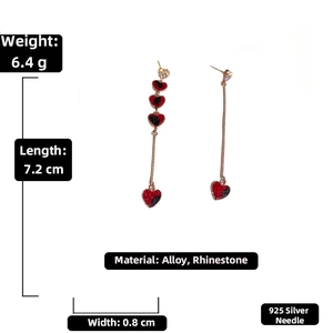 Detail view of asymmetric heart chain earrings with dimensions 7.2cm and weight 6.4g