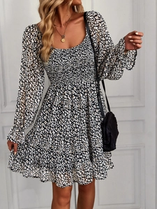 Modisches schwarz-weißes Leoparden-Minikleid mit langen Ärmeln und quadratischem Ausschnitt