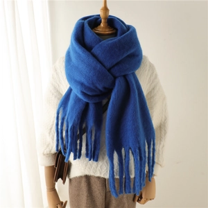 Gros plan sur la texture de l'écharpe en mohair bleu avec de longues franges sur un mannequin