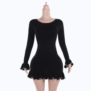 Detalle de vestido de punto de manga larga con bordes de volantes blancos en contraste