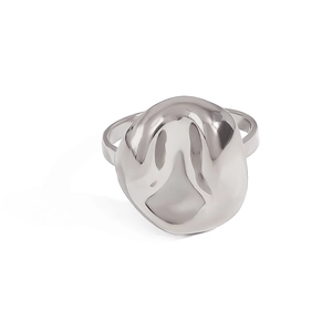 Unregelmäßiger silberner Ring mit polierter Metalloberfläche und offenem Design
