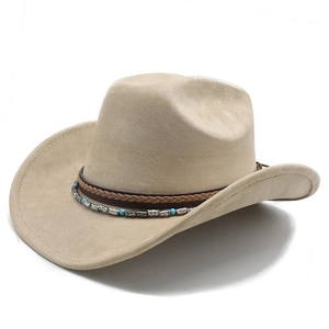 Détail d'un chapeau de cowboy en daim marron clair avec perles ethniques et métal
