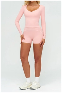 Ensemble de yoga rose ajusté avec haut à manches longues et short à taille haute