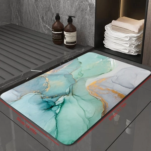 Dettaglio del tappeto bagno 80x50cm con trama marmo linee dorate e superficie assorbente