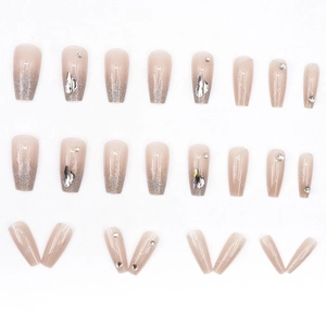 Unghie finte lunghe a trapezio con sfumatura nude, glitter argento e decorazioni strass