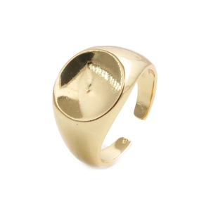 Bague chevalière dorée minimaliste avec surface lisse et anneau ouvert ajustable