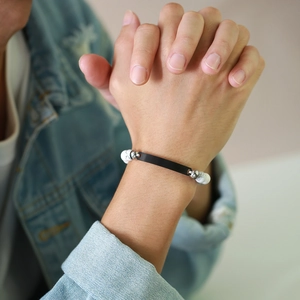 Makro-Detail des Herrenarmbands mit matten Onyxperlen und verstellbarer Nylonschnur