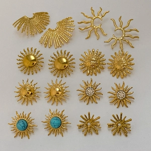 Orecchini vintage francesi in acciaio placcato oro 18k con turchese e design a sole