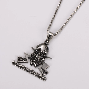 Detail eines Vintage-Silber-Totenkopf-Anhängers mit Industrial Electrician-Gravur für Herren