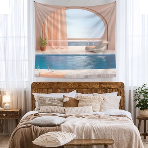 Detail eines mediterranen Wandteppichs mit Pool und Torbogen im gemütlichen Schlafzimmer