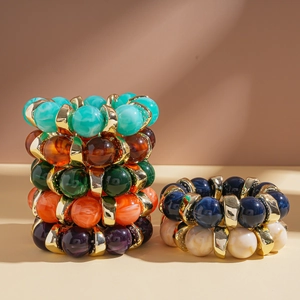 Bracciale retrò in perle acriliche con trama marmorizzata e inserti in metallo dorato