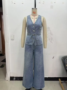 Détail d'un ensemble en jean bleu clair avec gilet à col en V et pantalon large en denim
