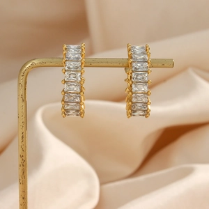 Vue détaillée des boucles d'oreilles en C dorées 18K serties de zircons rectangulaires