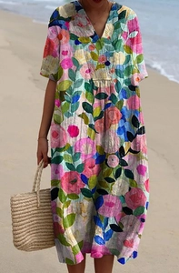 Détail de l'imprimé floral et du col en V sur une robe mi-longue d'été légère