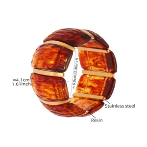 Dettaglio del bracciale in resina ambra e acciaio con larghezza 4,1 cm e diametro 6 cm