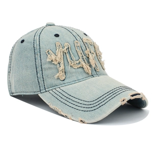 Gros plan détaillé de la casquette de baseball en denim délavé avec broderie YUP effilochée