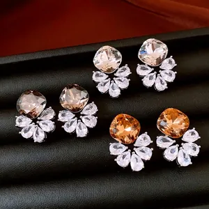 Trois paires de boucles d'oreilles géométriques élégantes avec zircone dans un plateau